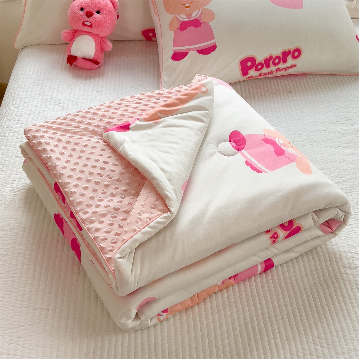 91家纺网 家纺一手货源 找家纺 兄弟坊 2026新款A类正版授权卡通针织棉凉感豆豆夏被 夏凉被 露比