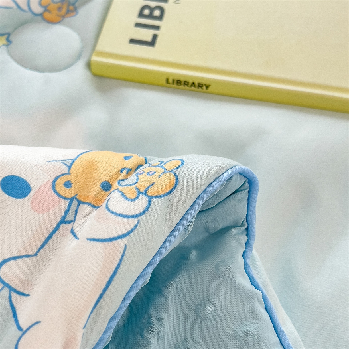 91家纺网 家纺一手货源 找家纺 兄弟坊 2026新款A类正版授权卡通针织棉凉感豆豆夏被 夏凉被 闪闪玉桂狗