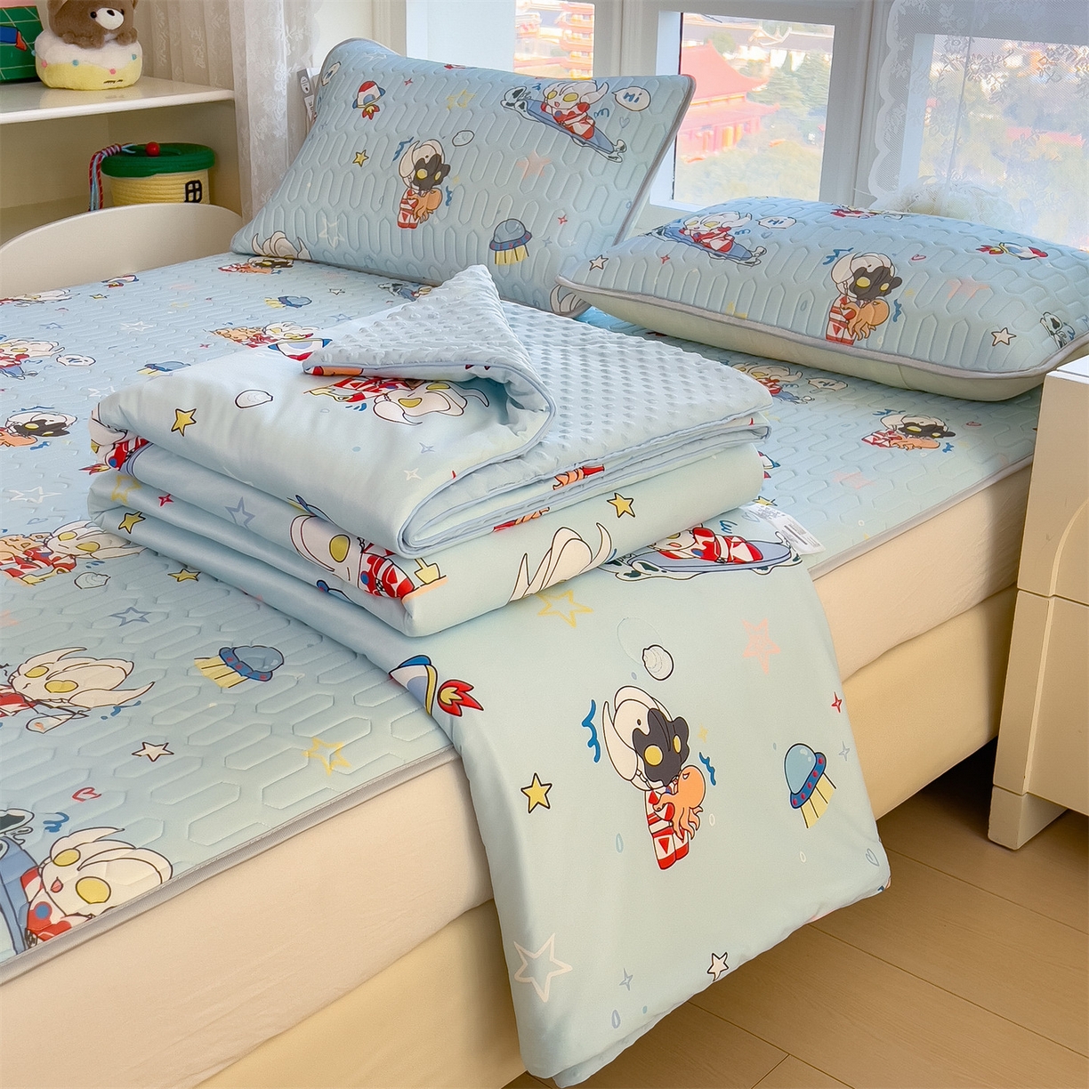 91家纺网 家纺一手货源 找家纺 兄弟坊 2026新款A类正版授权卡通乳胶凉席夏被四件套 奥特沙滩