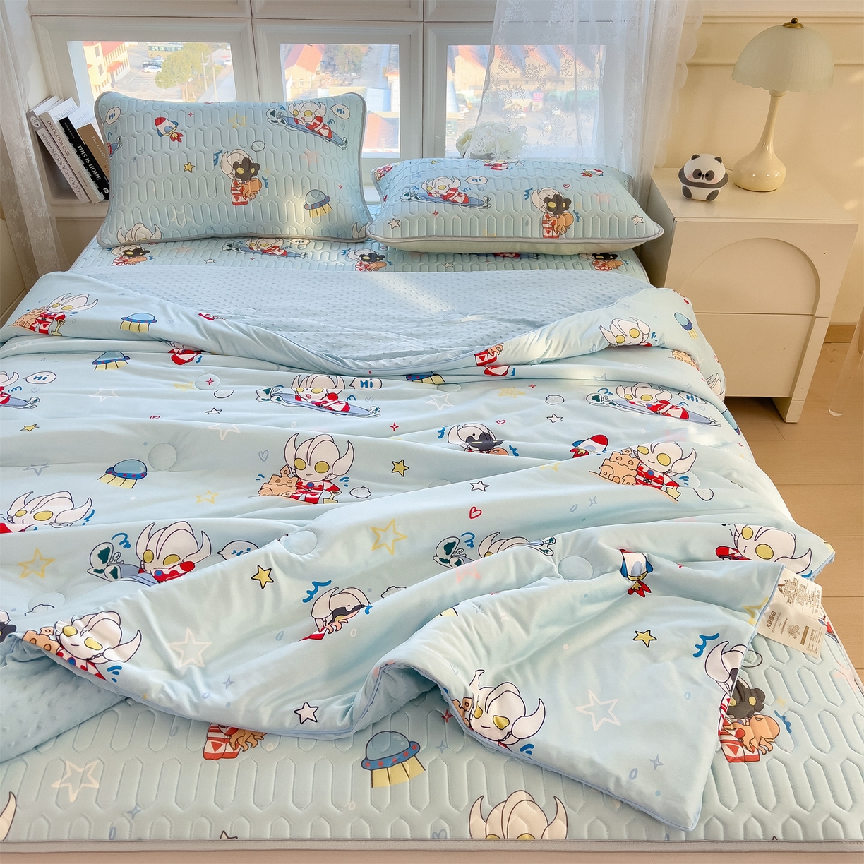 91家纺网 家纺一手货源 找家纺 兄弟坊 2026新款A类正版授权卡通乳胶凉席夏被四件套 奥特沙滩