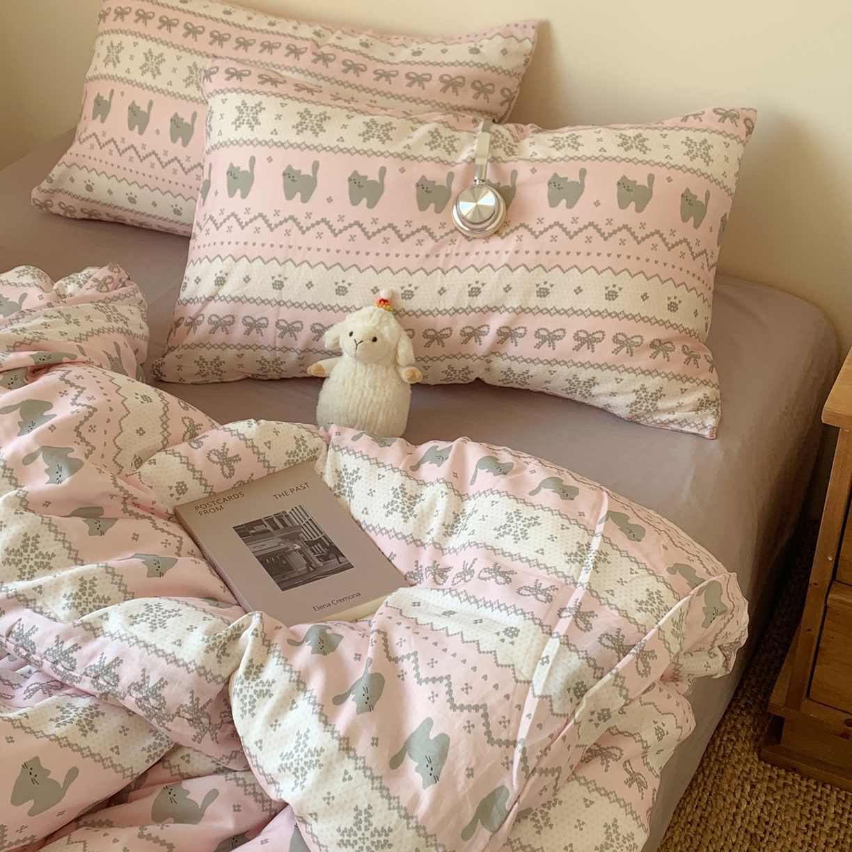 91家纺网 家纺一手货源 找家纺 桃喜 2026春夏新款全棉纯棉双层纱系列四件套 双层纱-费尔岛小猫