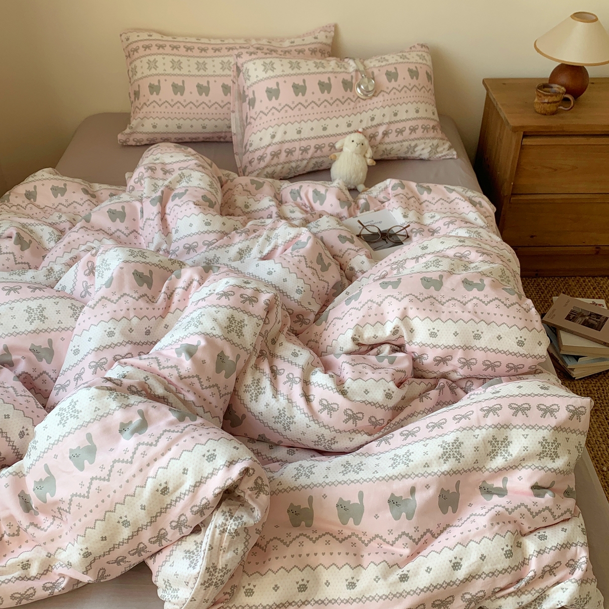 91家纺网 家纺一手货源 找家纺 桃喜 2026春夏新款全棉纯棉双层纱系列四件套 双层纱-费尔岛小猫