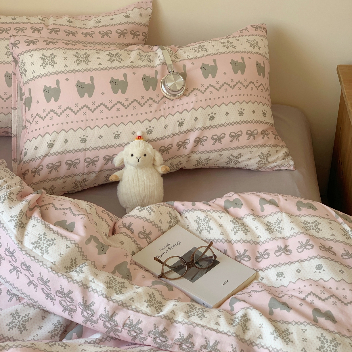 91家纺网 家纺一手货源 找家纺 桃喜 2026春夏新款全棉纯棉双层纱系列四件套 双层纱-费尔岛小猫