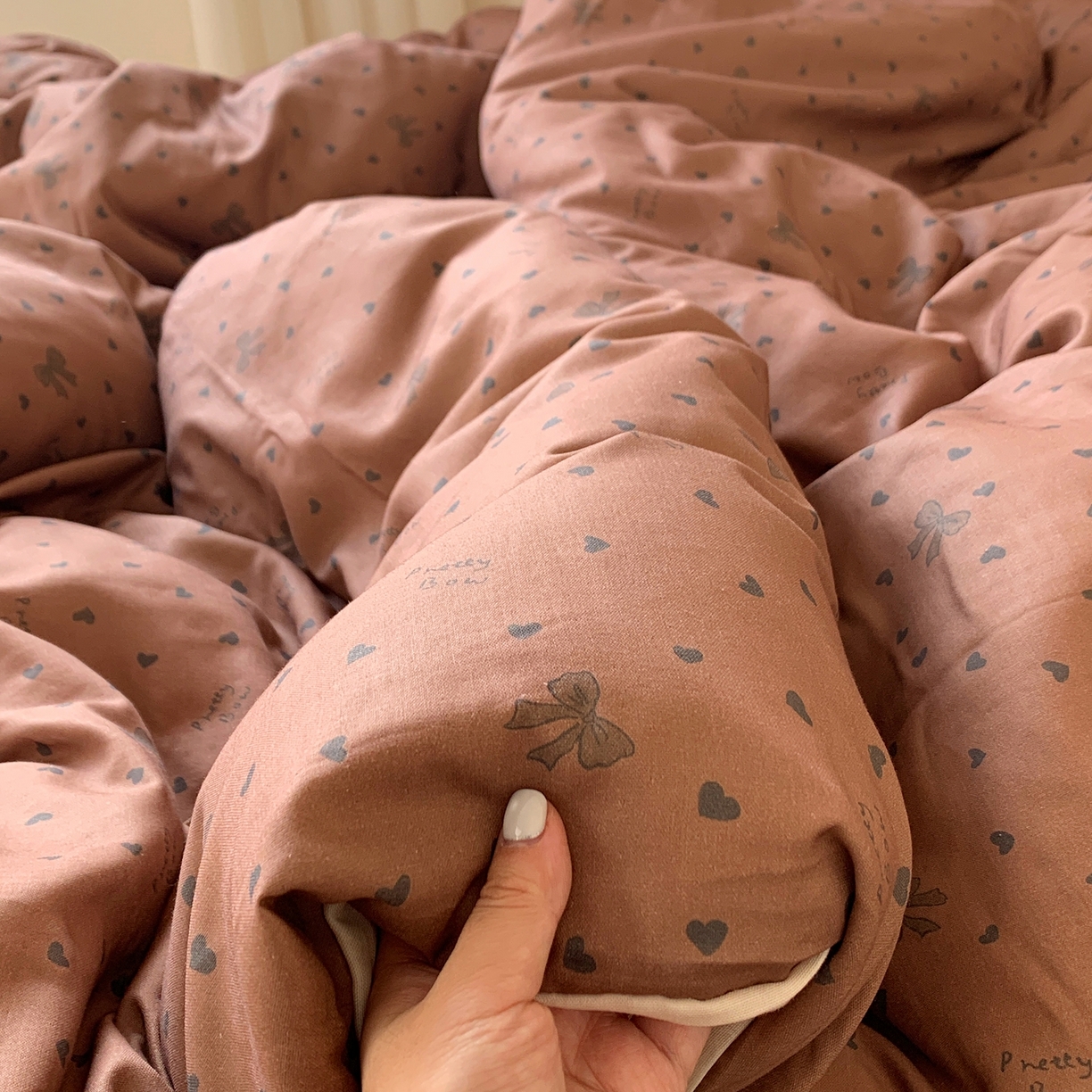 91家纺网 家纺一手货源 找家纺 桃喜 2026春夏新款全棉纯棉双层纱系列四件套 双层纱-咖色蝴蝶结