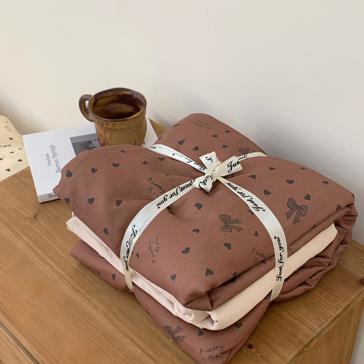 91家纺网 家纺一手货源 找家纺 桃喜 2026春夏新款全棉纯棉双层纱系列四件套 双层纱-咖色蝴蝶结