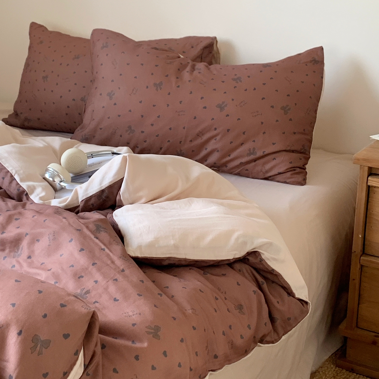 91家纺网 家纺一手货源 找家纺 桃喜 2026春夏新款全棉纯棉双层纱系列四件套 双层纱-咖色蝴蝶结