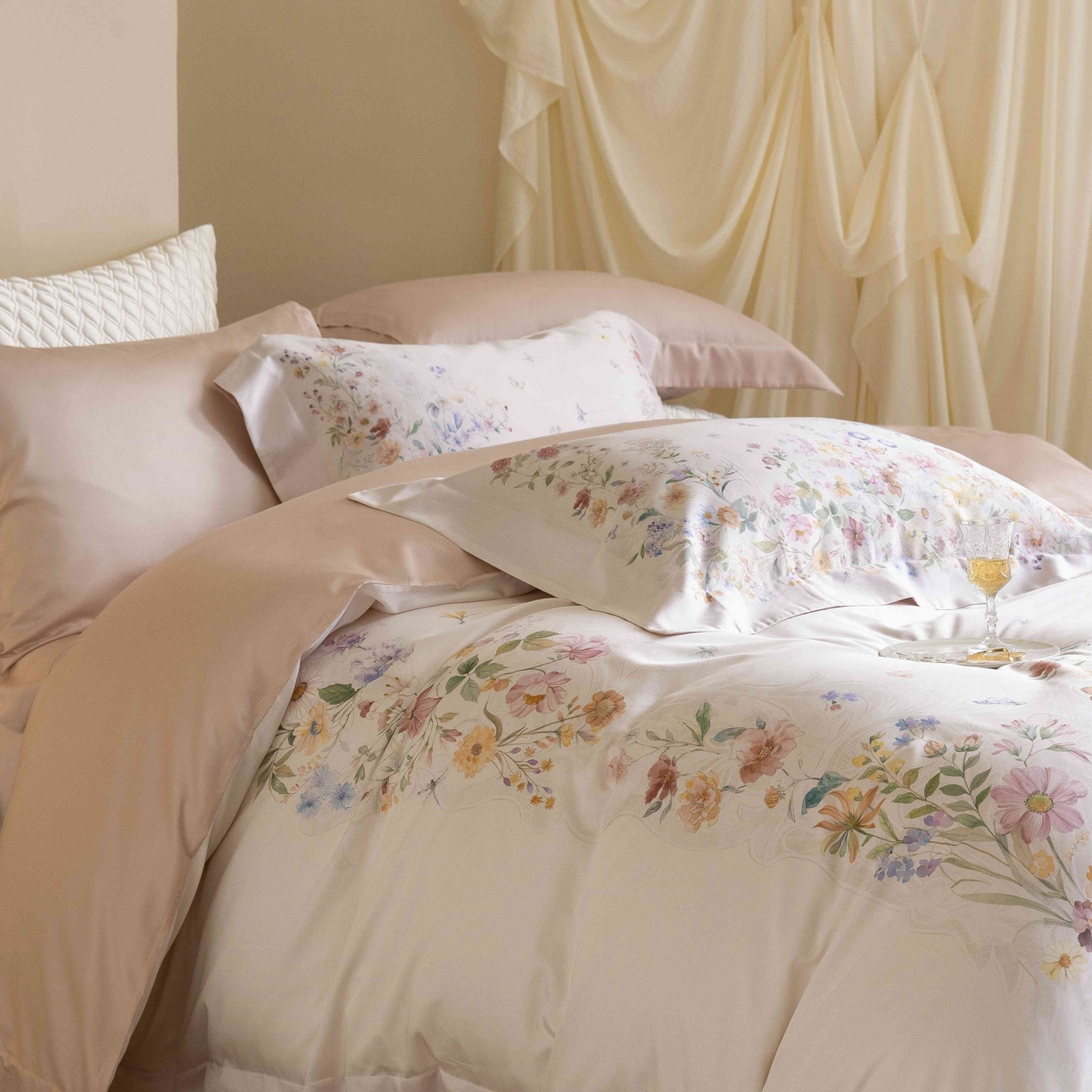 91家纺网 家纺一手货源 找家纺 佳汐蓝家纺 2026新款60天丝印花大版花四件套 蓝姗园粉