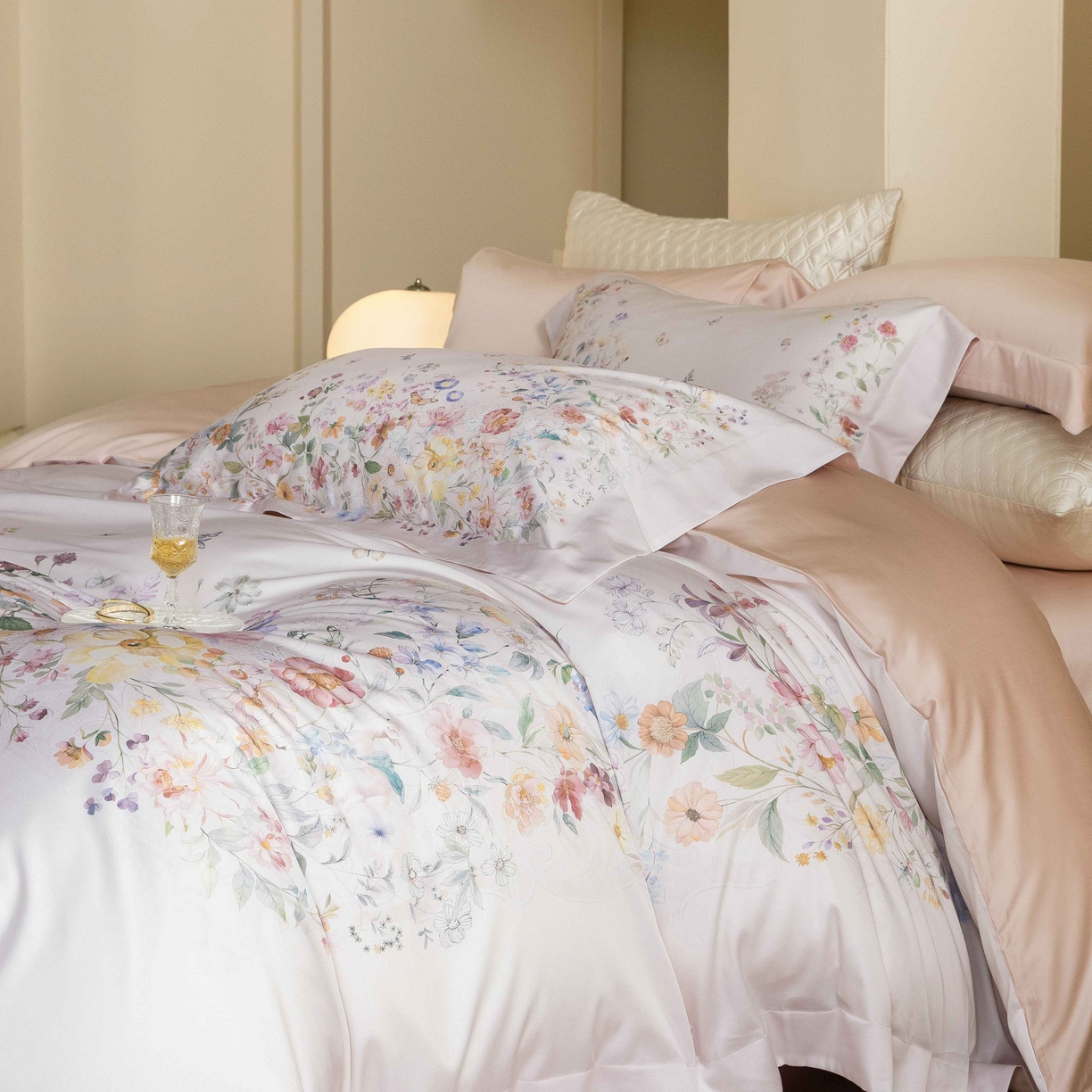 91家纺网 家纺一手货源 找家纺 佳汐蓝家纺 2026新款60天丝印花大版花四件套 蓝姗园粉