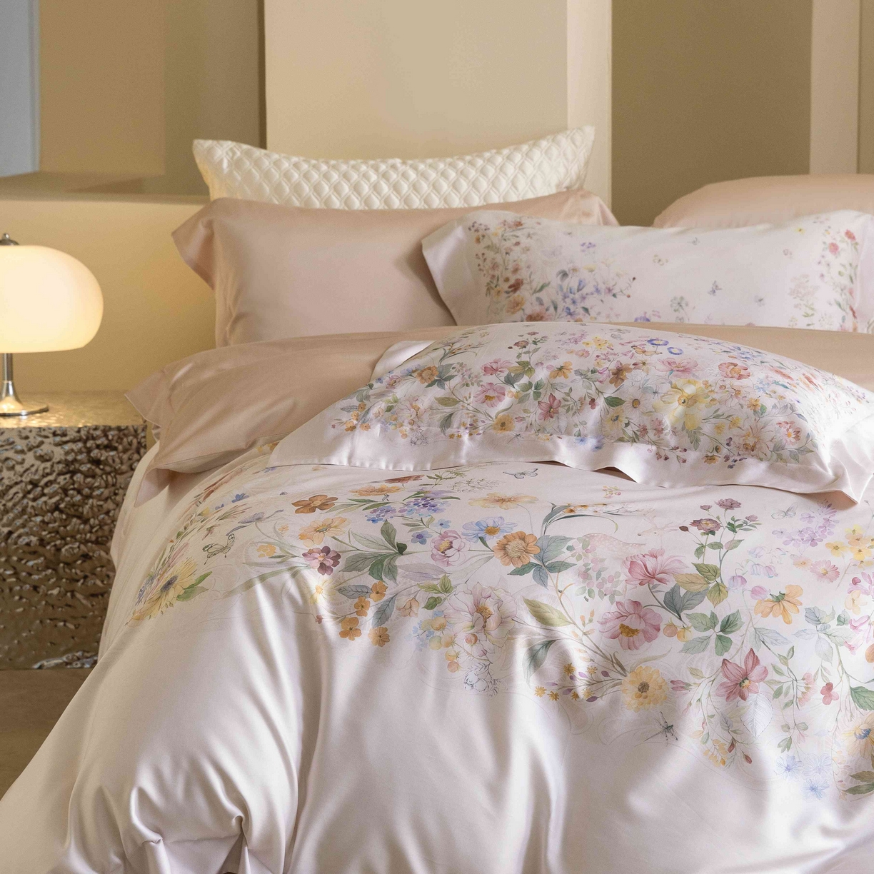 91家纺网 家纺一手货源 找家纺 佳汐蓝家纺 2026新款60天丝印花大版花四件套 蓝姗园粉