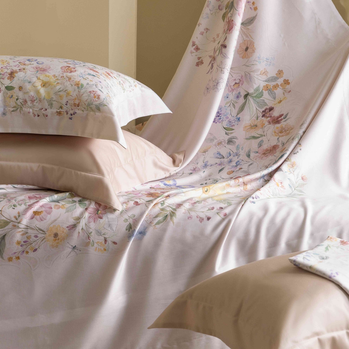 91家纺网 家纺一手货源 找家纺 佳汐蓝家纺 2026新款60天丝印花大版花四件套 蓝姗园粉