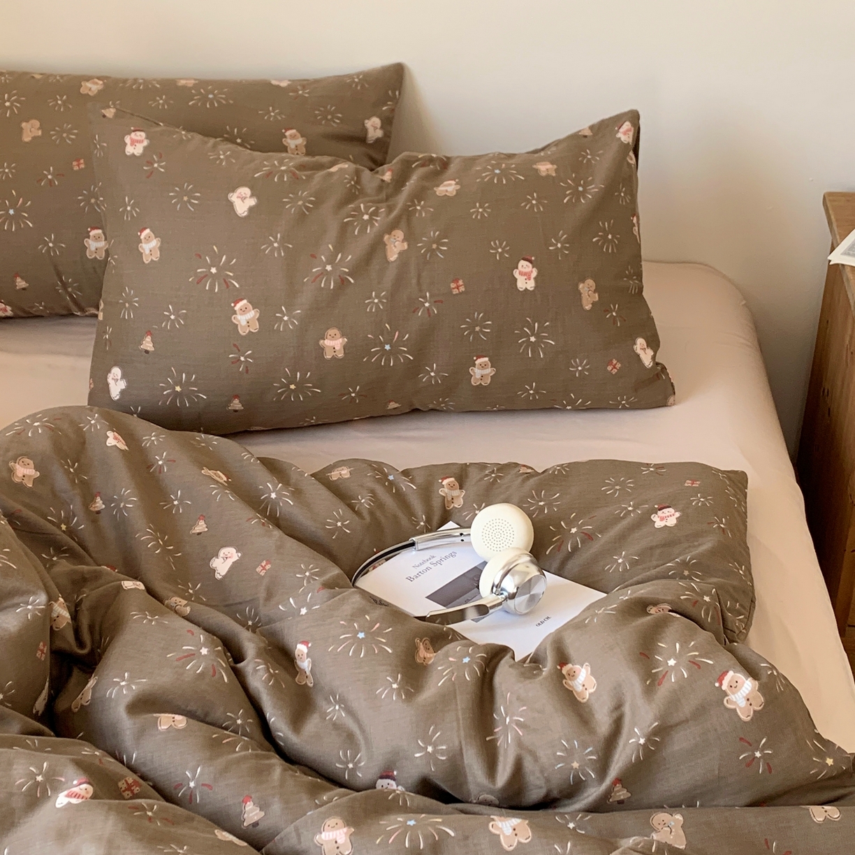 91家纺网 家纺一手货源 找家纺 桃喜 2026春夏新款全棉纯棉双层纱系列四件套 烟花姜饼人