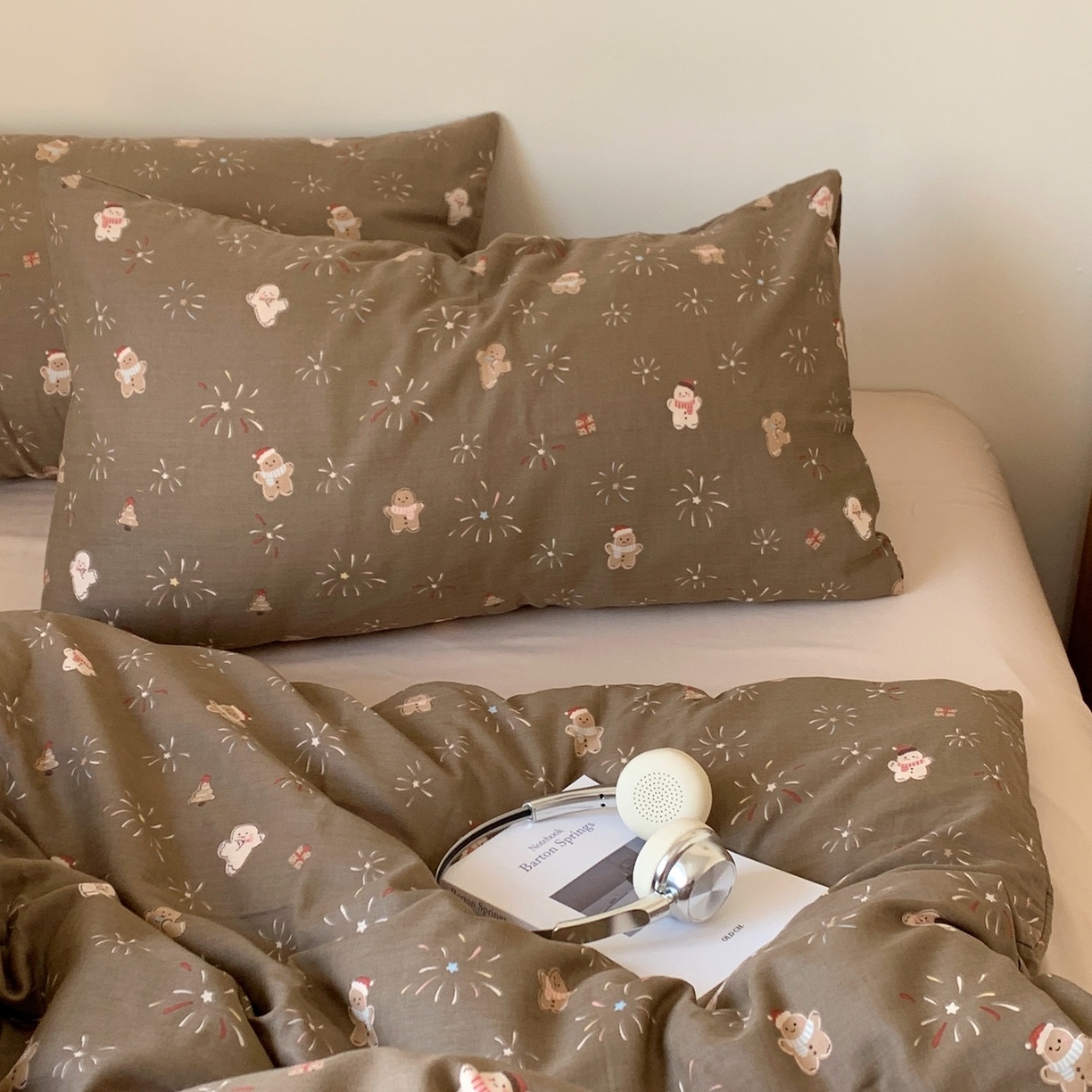 91家纺网 家纺一手货源 找家纺 桃喜 2026春夏新款全棉纯棉双层纱系列四件套 烟花姜饼人