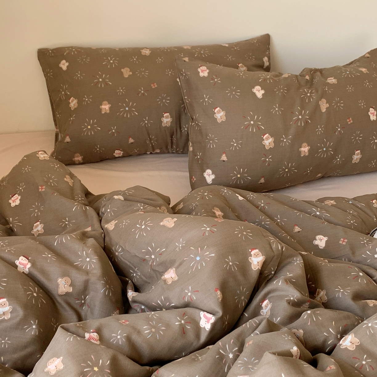 91家纺网 家纺一手货源 找家纺 桃喜 2026春夏新款全棉纯棉双层纱系列四件套 烟花姜饼人