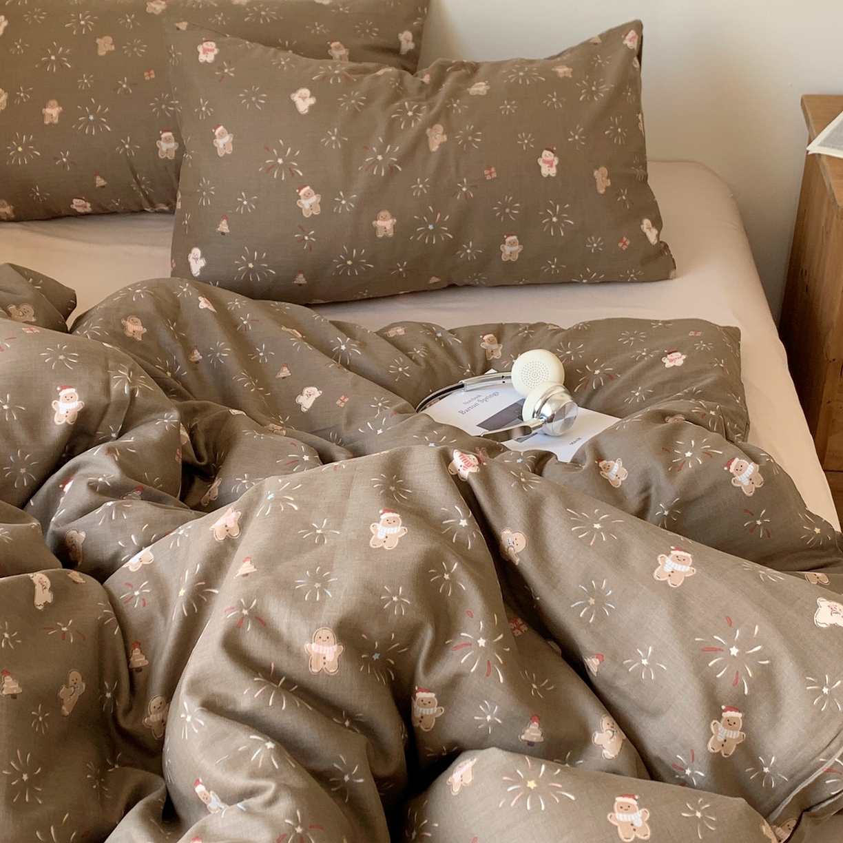 91家纺网 家纺一手货源 找家纺 桃喜 2026春夏新款全棉纯棉双层纱系列四件套 烟花姜饼人