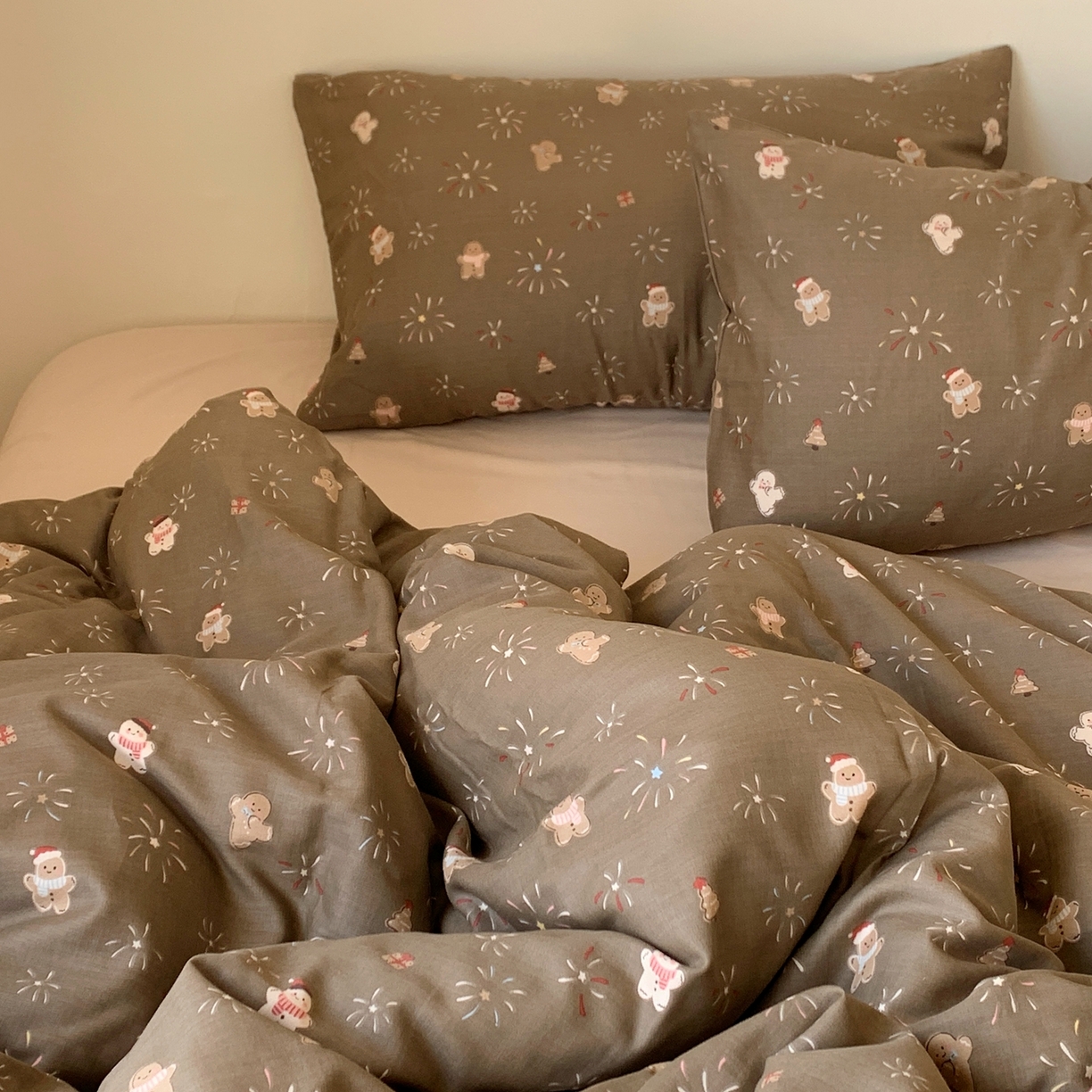 91家纺网 家纺一手货源 找家纺 桃喜 2026春夏新款全棉纯棉双层纱系列四件套 烟花姜饼人