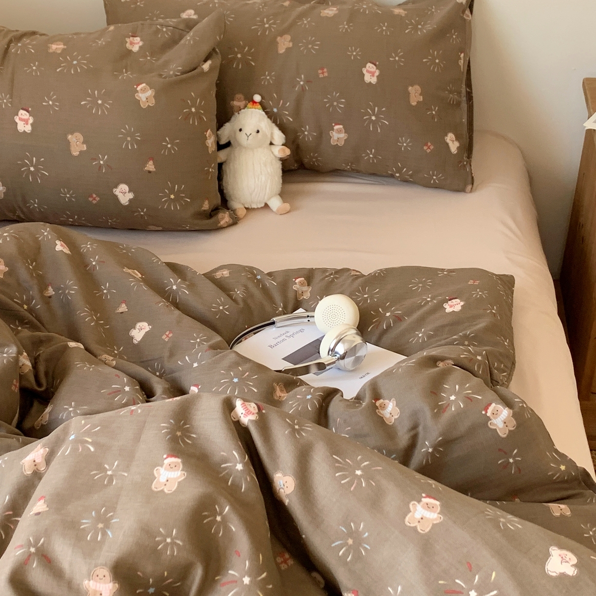 91家纺网 家纺一手货源 找家纺 桃喜 2026春夏新款全棉纯棉双层纱系列四件套 烟花姜饼人