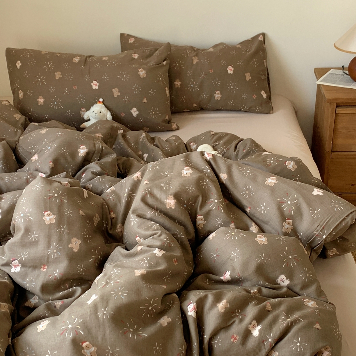 91家纺网 家纺一手货源 找家纺 桃喜 2026春夏新款全棉纯棉双层纱系列四件套 烟花姜饼人