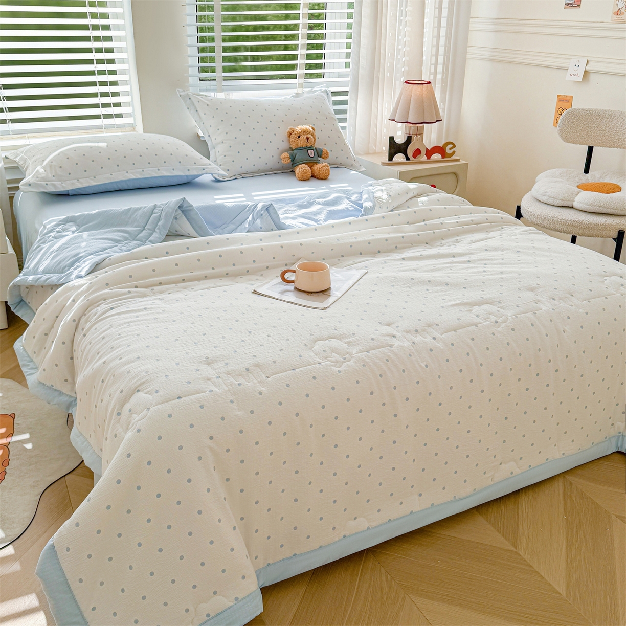 91家纺网 家纺一手货源 找家纺 西域种棉人·千百笠 2026新款A类新疆棉花夏凉被加宽包边水洗棉卡通印花吸湿透气棉花夏被空调被 云感波点