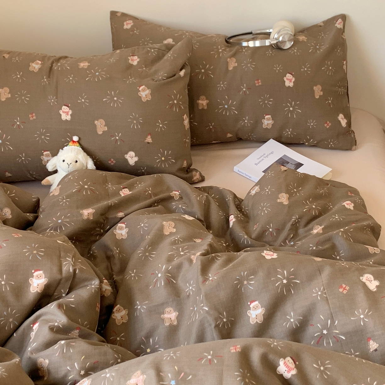 91家纺网 家纺一手货源 找家纺 桃喜 2026春夏新款全棉纯棉双层纱系列四件套 烟花姜饼人