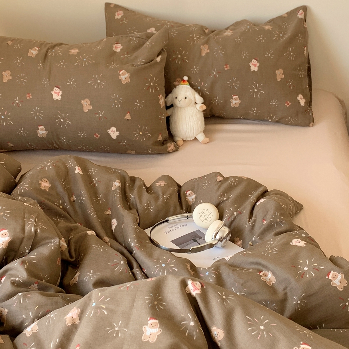 91家纺网 家纺一手货源 找家纺 桃喜 2026春夏新款全棉纯棉双层纱系列四件套 烟花姜饼人