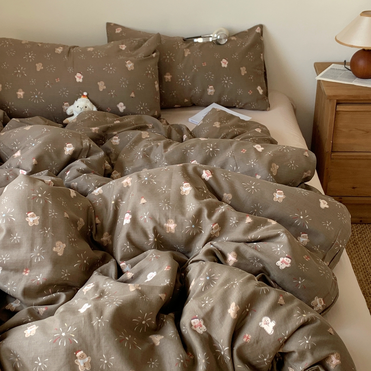 91家纺网 家纺一手货源 找家纺 桃喜 2026春夏新款全棉纯棉双层纱系列四件套 烟花姜饼人