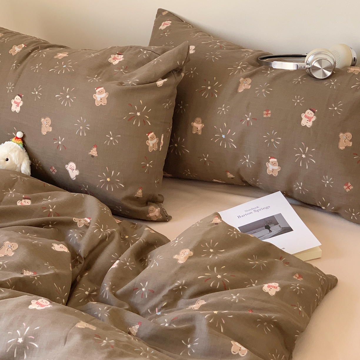 91家纺网 家纺一手货源 找家纺 桃喜 2026春夏新款全棉纯棉双层纱系列四件套 烟花姜饼人