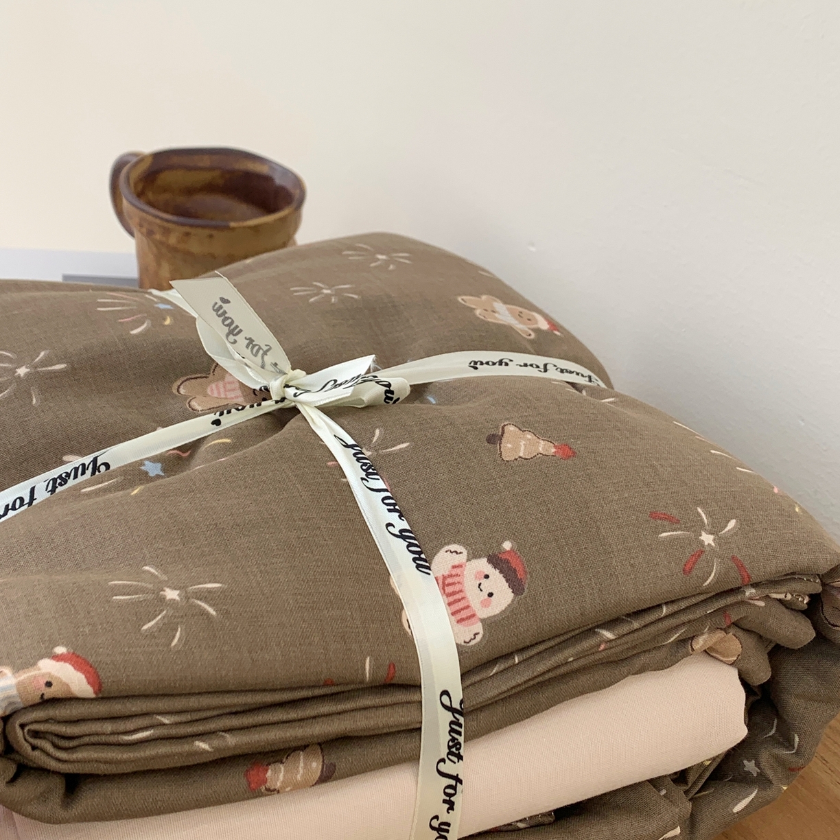 91家纺网 家纺一手货源 找家纺 桃喜 2026春夏新款全棉纯棉双层纱系列四件套 烟花姜饼人