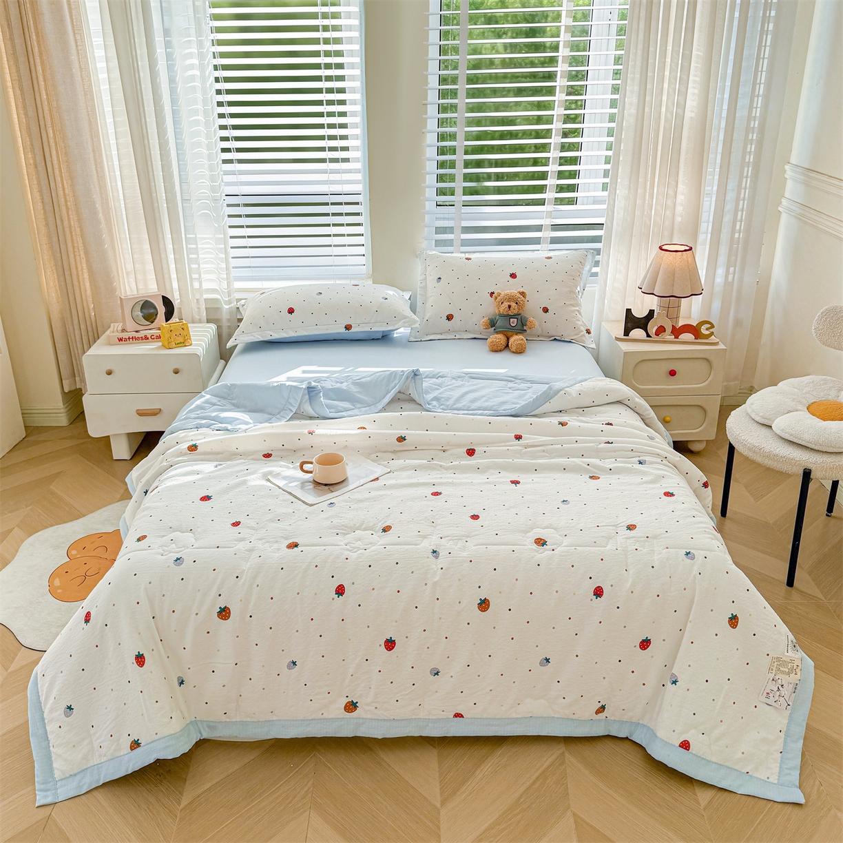 91家纺网 家纺一手货源 找家纺 西域种棉人·千百笠 2026新款A类新疆棉花夏凉被加宽包边水洗棉卡通印花吸湿透气棉花夏被空调被 云感草莓