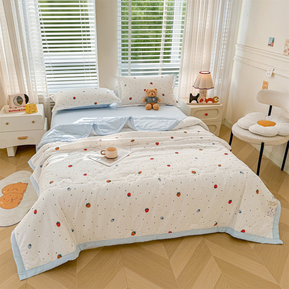 91家纺网 家纺一手货源 找家纺 西域种棉人·千百笠 2026新款A类新疆棉花夏凉被加宽包边水洗棉卡通印花吸湿透气棉花夏被空调被 云感草莓