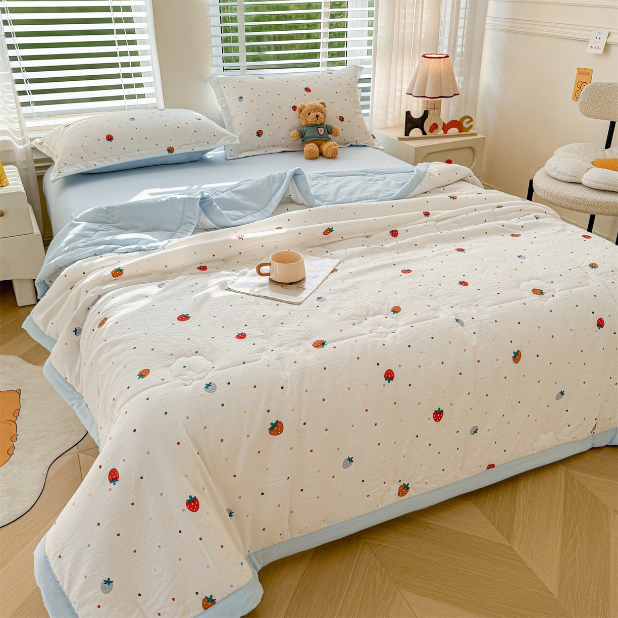 91家纺网 家纺一手货源 找家纺 西域种棉人·千百笠 2026新款A类新疆棉花夏凉被加宽包边水洗棉卡通印花吸湿透气棉花夏被空调被 云感草莓