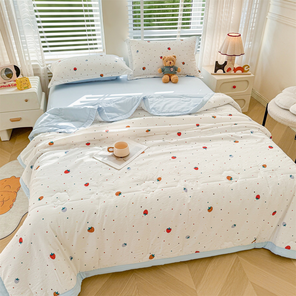 91家纺网 家纺一手货源 找家纺 西域种棉人·千百笠 2026新款A类新疆棉花夏凉被加宽包边水洗棉卡通印花吸湿透气棉花夏被空调被 云感草莓