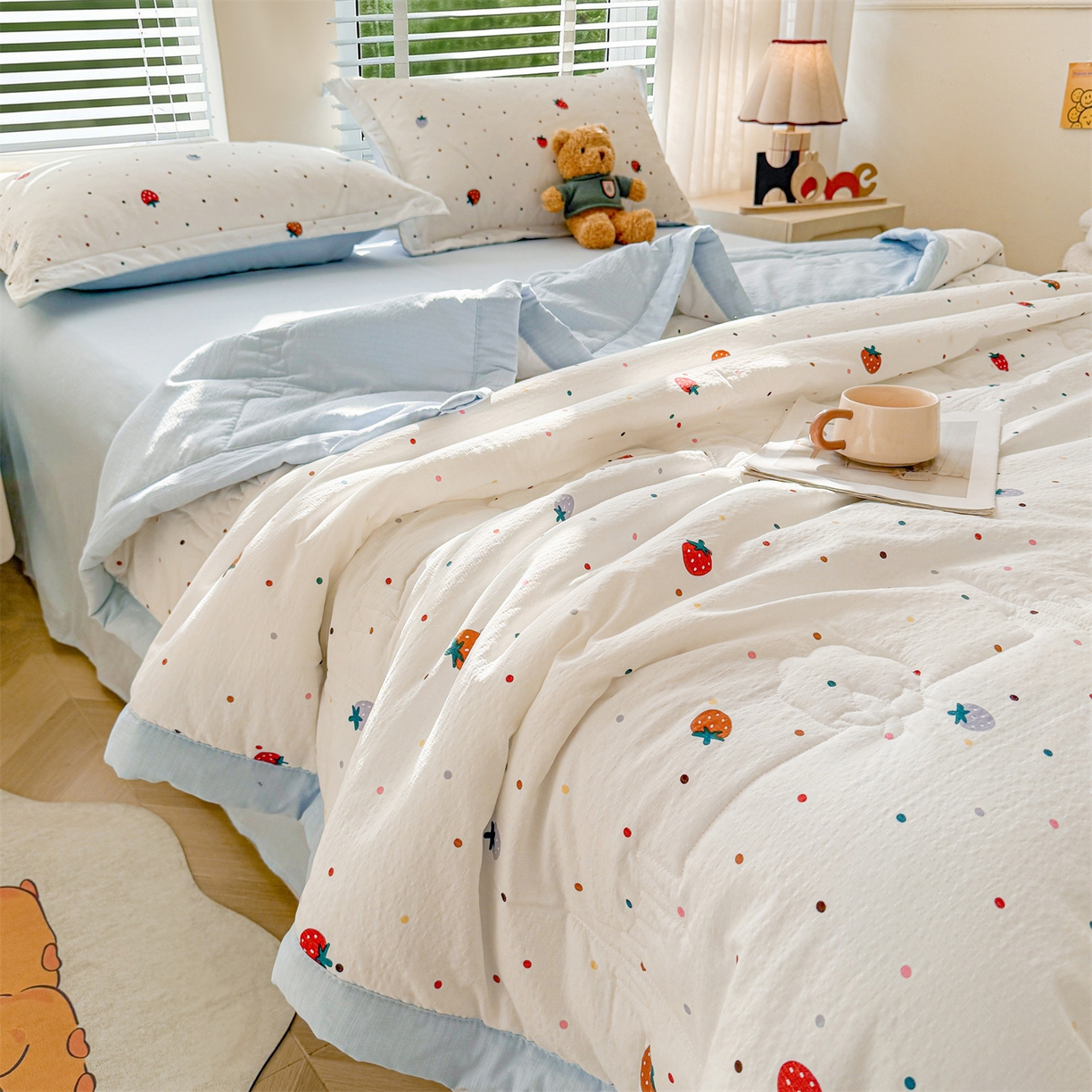 91家纺网 家纺一手货源 找家纺 西域种棉人·千百笠 2026新款A类新疆棉花夏凉被加宽包边水洗棉卡通印花吸湿透气棉花夏被空调被 云感草莓