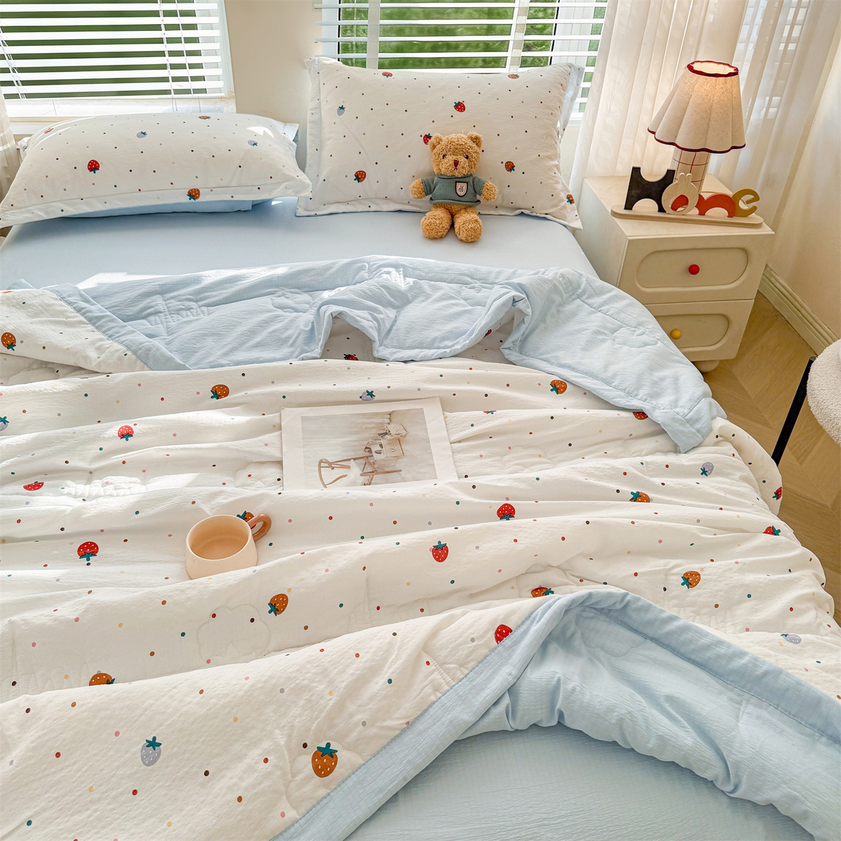 91家纺网 家纺一手货源 找家纺 西域种棉人·千百笠 2026新款A类新疆棉花夏凉被加宽包边水洗棉卡通印花吸湿透气棉花夏被空调被 云感草莓