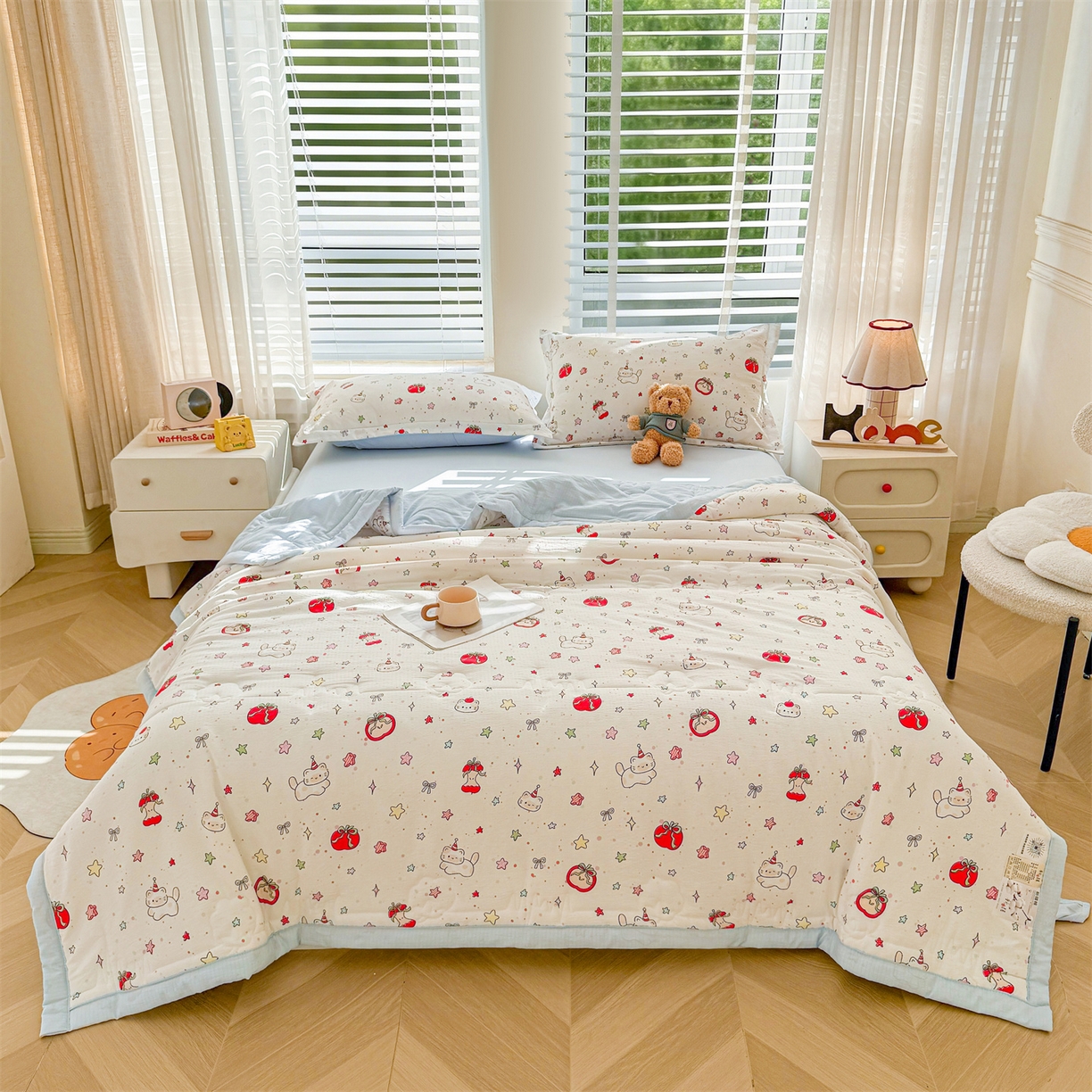 91家纺网 家纺一手货源 找家纺 西域种棉人·千百笠 2026新款A类新疆棉花夏凉被加宽包边水洗棉卡通印花吸湿透气棉花夏被空调被 云感红苹果