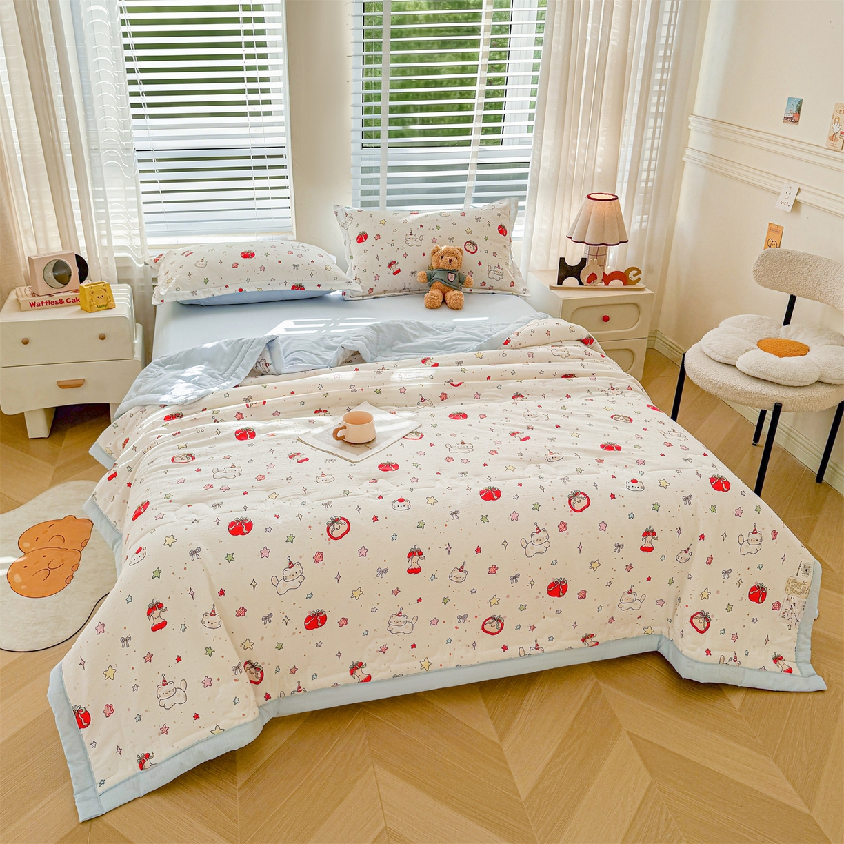 91家纺网 家纺一手货源 找家纺 西域种棉人·千百笠 2026新款A类新疆棉花夏凉被加宽包边水洗棉卡通印花吸湿透气棉花夏被空调被 云感红苹果