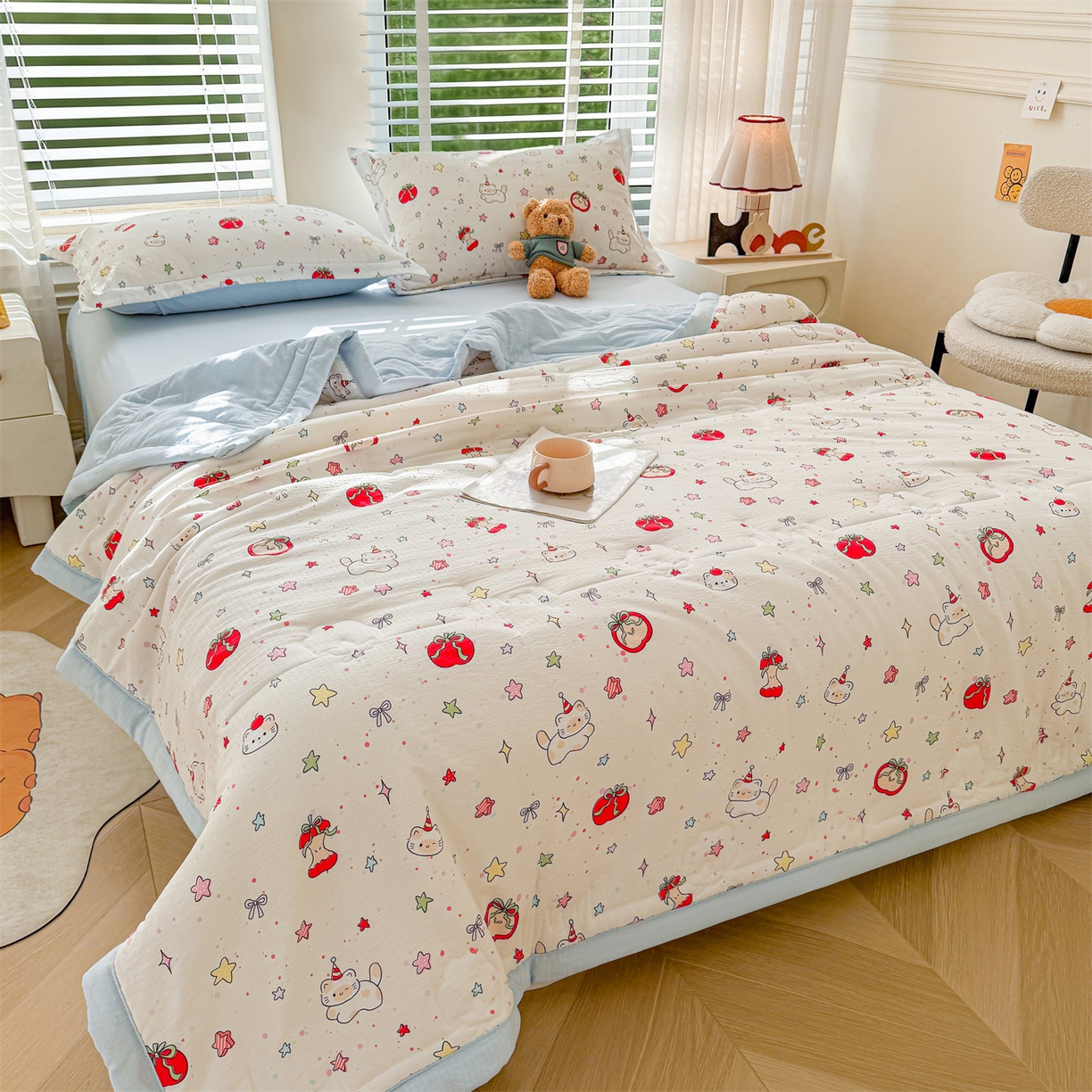 91家纺网 家纺一手货源 找家纺 西域种棉人·千百笠 2026新款A类新疆棉花夏凉被加宽包边水洗棉卡通印花吸湿透气棉花夏被空调被 云感红苹果