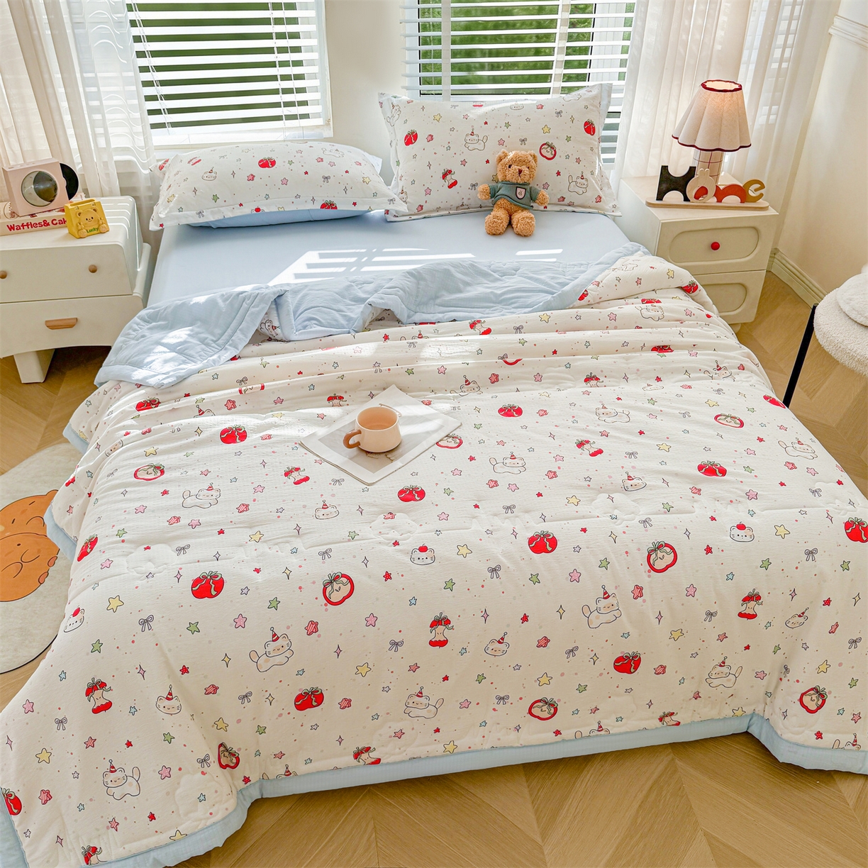 91家纺网 家纺一手货源 找家纺 西域种棉人·千百笠 2026新款A类新疆棉花夏凉被加宽包边水洗棉卡通印花吸湿透气棉花夏被空调被 云感红苹果