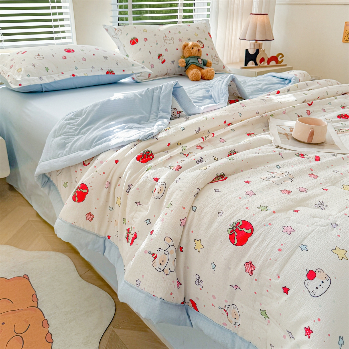 91家纺网 家纺一手货源 找家纺 西域种棉人·千百笠 2026新款A类新疆棉花夏凉被加宽包边水洗棉卡通印花吸湿透气棉花夏被空调被 云感红苹果