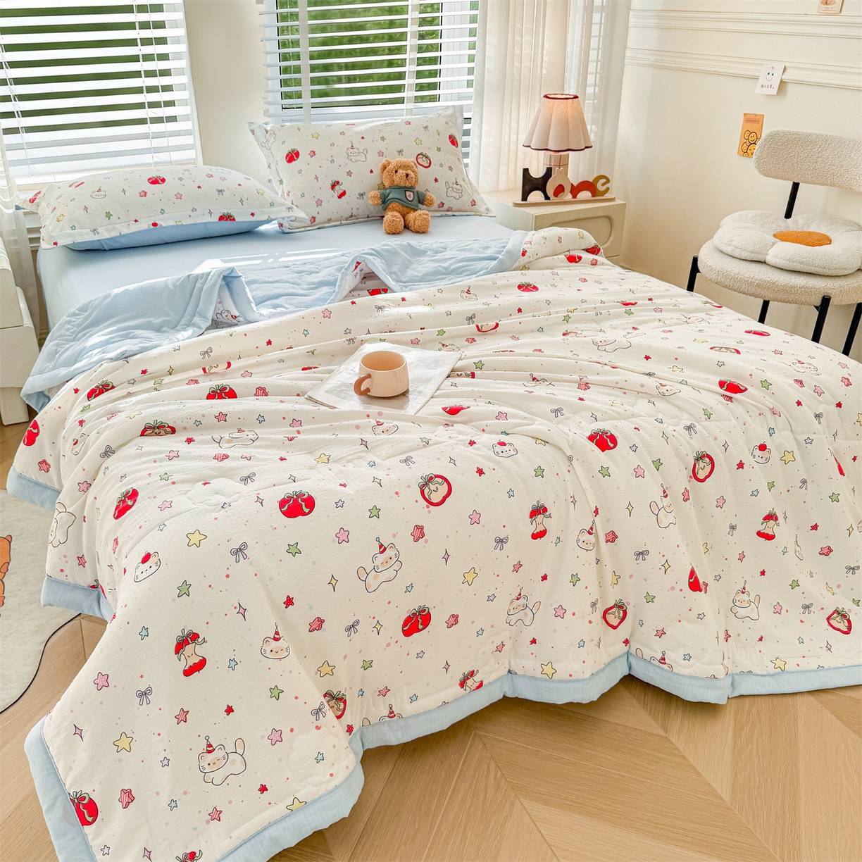 91家纺网 家纺一手货源 找家纺 西域种棉人·千百笠 2026新款A类新疆棉花夏凉被加宽包边水洗棉卡通印花吸湿透气棉花夏被空调被 云感红苹果