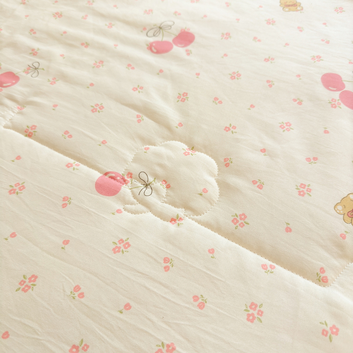 91家纺网 家纺一手货源 找家纺 西域种棉人·千百笠 2026新款A类印花手包边凌香新疆棉花夏被 凌香 甜美樱桃