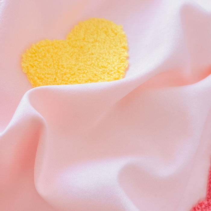 91家纺网 家纺一手货源 找家纺 泉欣家纺 2026新款网红可爱卡通 公主风毛巾绣花水洗棉四件套（专版花型） 甜甜猫咪-粉玉