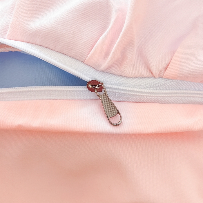 91家纺网 家纺一手货源 找家纺 泉欣家纺 2026新款网红可爱卡通 公主风毛巾绣花水洗棉四件套（专版花型） 甜甜猫咪-蓝粉