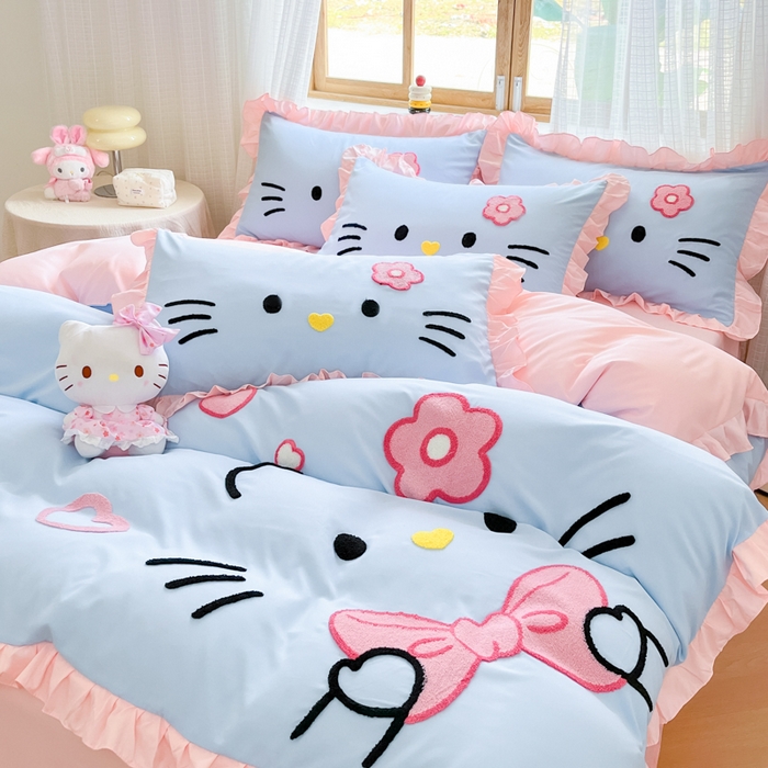 91家纺网 家纺一手货源 找家纺 泉欣家纺 2026新款网红可爱卡通 公主风毛巾绣花水洗棉四件套（专版花型） 甜甜猫咪-蓝粉