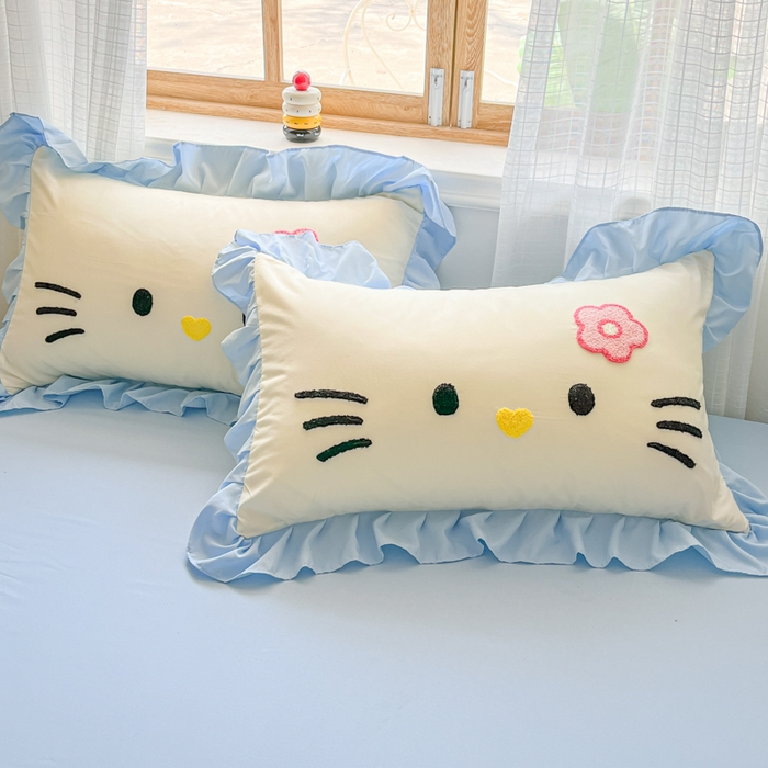 91家纺网 家纺一手货源 找家纺 泉欣家纺 2026新款网红可爱卡通 公主风毛巾绣花水洗棉四件套（专版花型） 甜甜猫咪-奶黄蓝