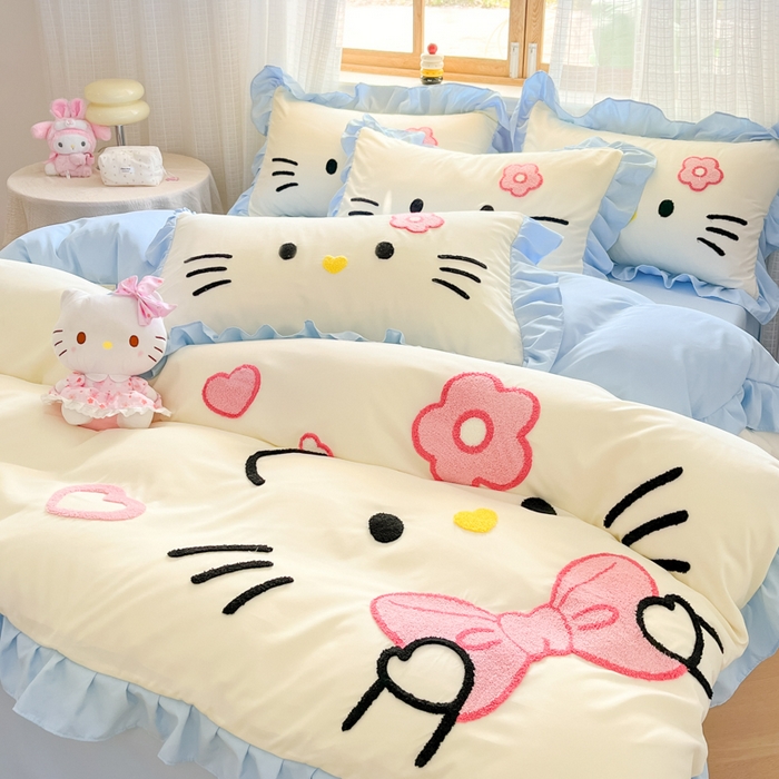 91家纺网 家纺一手货源 找家纺 泉欣家纺 2026新款网红可爱卡通 公主风毛巾绣花水洗棉四件套（专版花型） 甜甜猫咪-奶黄蓝