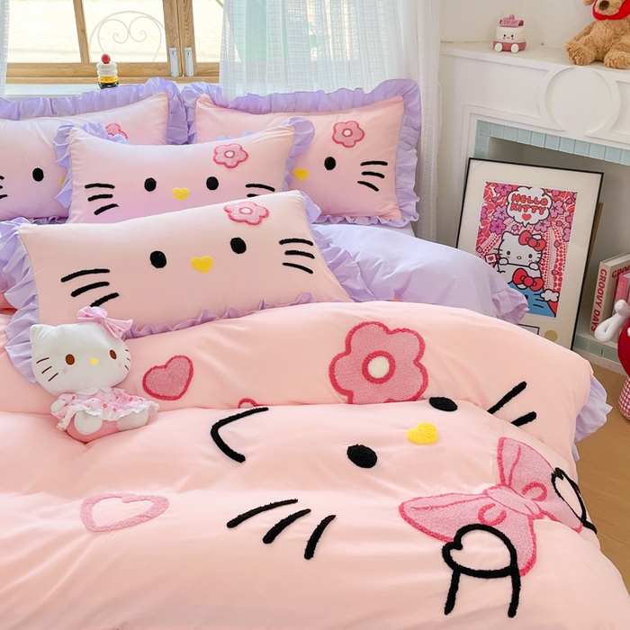 91家纺网 家纺一手货源 找家纺 泉欣家纺 2026新款网红可爱卡通 公主风毛巾绣花水洗棉四件套（专版花型） 甜甜猫咪-粉紫