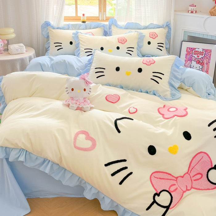 91家纺网 家纺一手货源 找家纺 泉欣家纺 2026新款网红可爱卡通 公主风毛巾绣花水洗棉四件套（专版花型） 甜甜猫咪-奶黄蓝