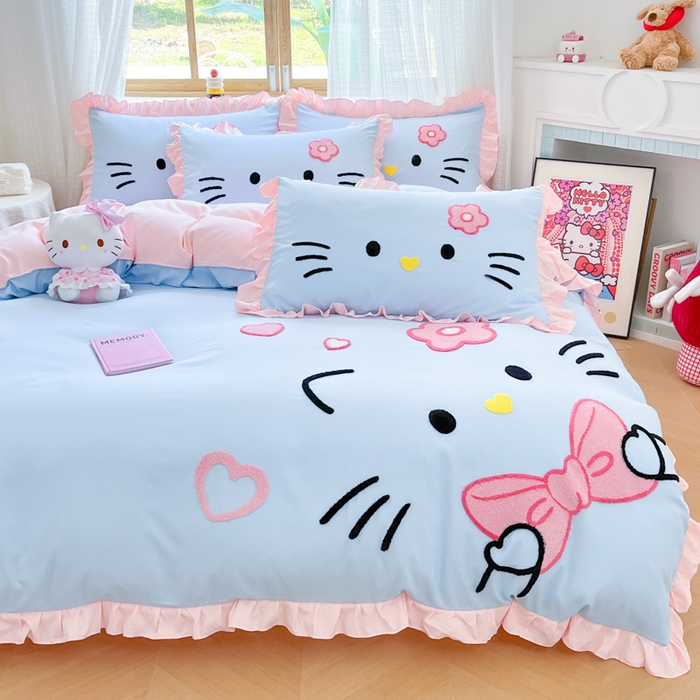 91家纺网 家纺一手货源 找家纺 泉欣家纺 2026新款网红可爱卡通 公主风毛巾绣花水洗棉四件套（专版花型） 甜甜猫咪-蓝粉