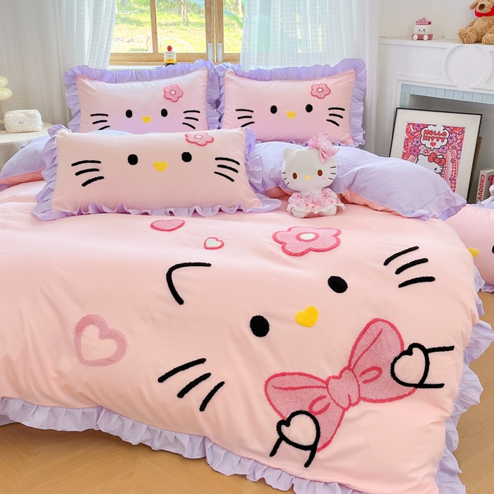 91家纺网 家纺一手货源 找家纺 泉欣家纺 2026新款网红可爱卡通 公主风毛巾绣花水洗棉四件套（专版花型） 甜甜猫咪-粉紫