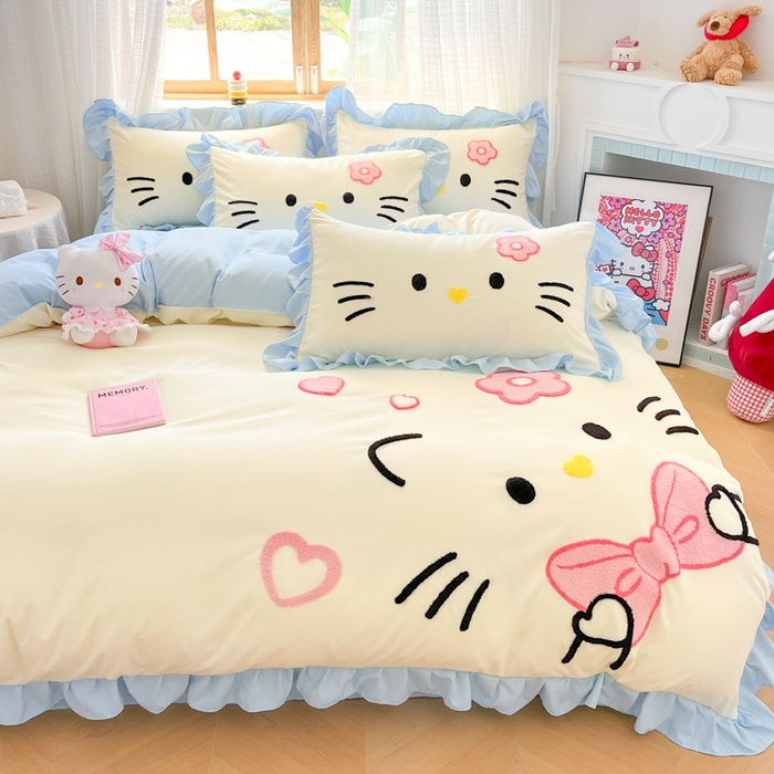 91家纺网 家纺一手货源 找家纺 泉欣家纺 2026新款网红可爱卡通 公主风毛巾绣花水洗棉四件套（专版花型） 甜甜猫咪-奶黄蓝